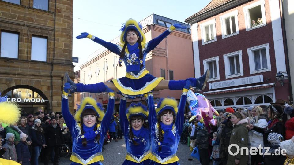 Der Ostbayerische Faschingszug schlängelt sich durch Amberg Bild: Petra Hartl
