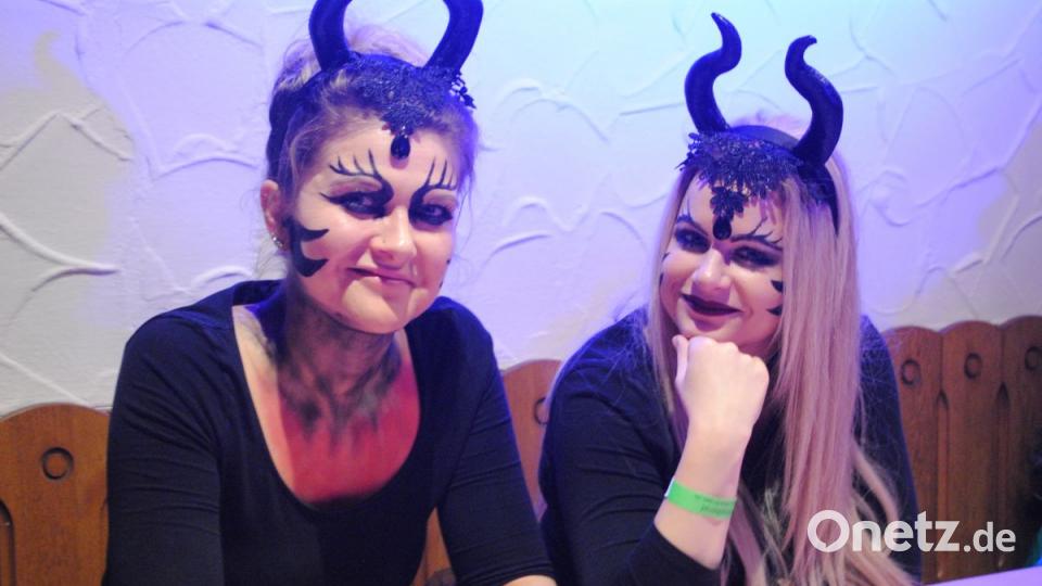 Bunt, frech, friedlich - der Weiberfasching in Ilsenbach war wieder ein Highlight für &quot;Weiber uns solche die es gerne wären&quot; Bild: gag