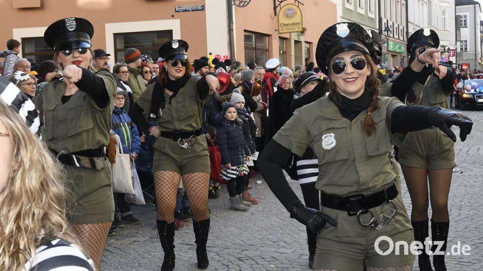 Der Ostbayerische Faschingszug schlängelt sich durch Amberg Bild: Petra Hartl