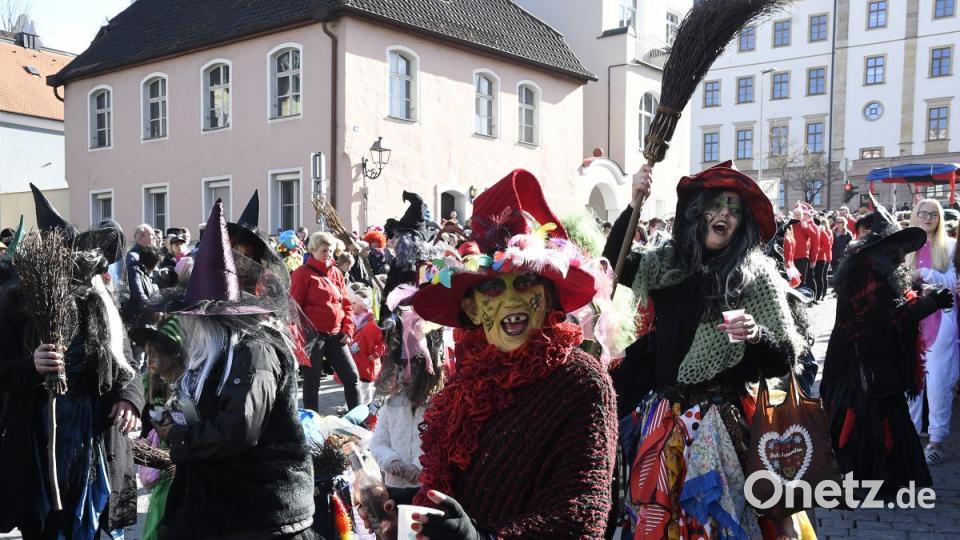 Der Ostbayerische Faschingszug schlängelt sich durch Amberg Bild: Petra Hartl