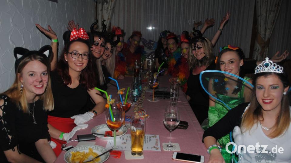 Bunt, frech, friedlich - der Weiberfasching in Ilsenbach war wieder ein Highlight für &quot;Weiber uns solche die es gerne wären&quot; Bild: gag