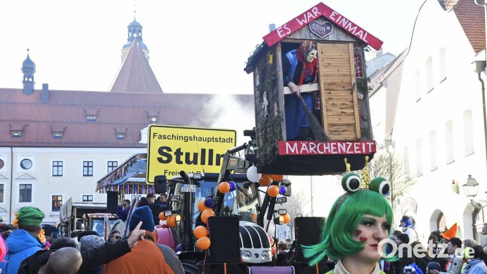 Der Ostbayerische Faschingszug schlängelt sich durch Amberg Bild: Petra Hartl