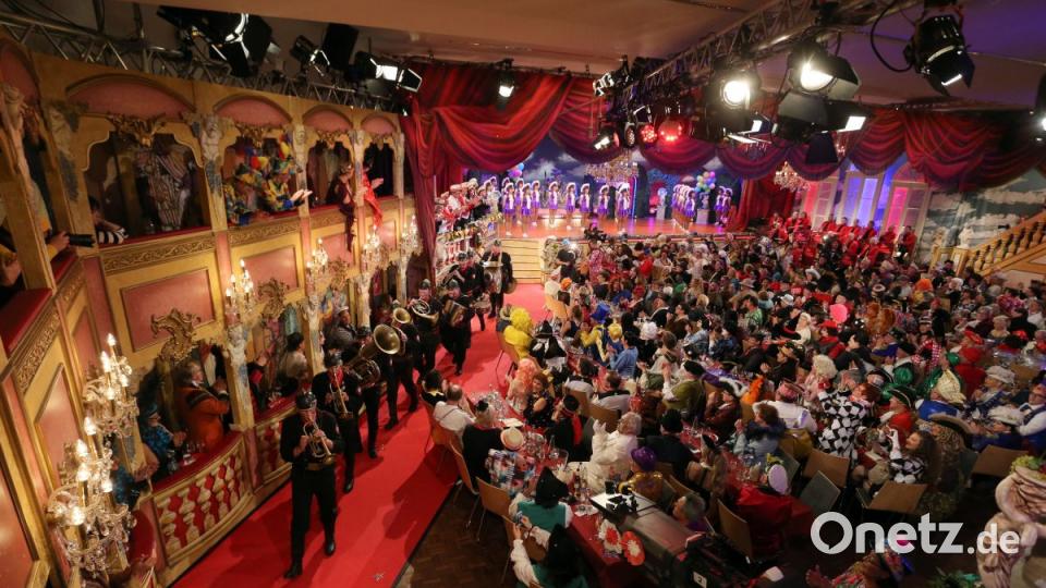 Die Altneihauser Feierwehrkapell`n verlässt bei der Fernseh-Prunksitzung &quot;Fastnacht in Franken&quot; die Bühne. Bild: Karl-Josef Hildenbrand/dpa