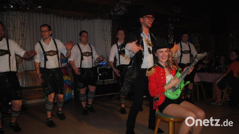 Bunt, frech, friedlich - der Weiberfasching in Ilsenbach war wieder ein Highlight für &quot;Weiber uns solche die es gerne wären&quot; Bild: gag