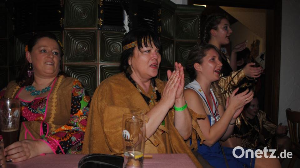 Bunt, frech, friedlich - der Weiberfasching in Ilsenbach war wieder ein Highlight für &quot;Weiber uns solche die es gerne wären&quot; Bild: gag