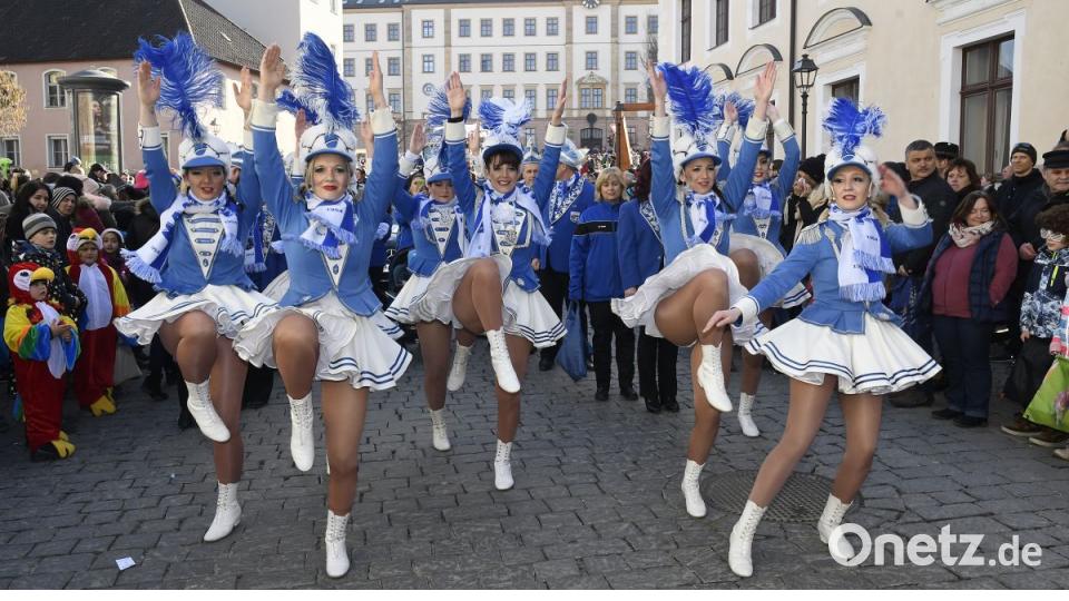 Der Ostbayerische Faschingszug schlängelt sich durch Amberg Bild: Petra Hartl