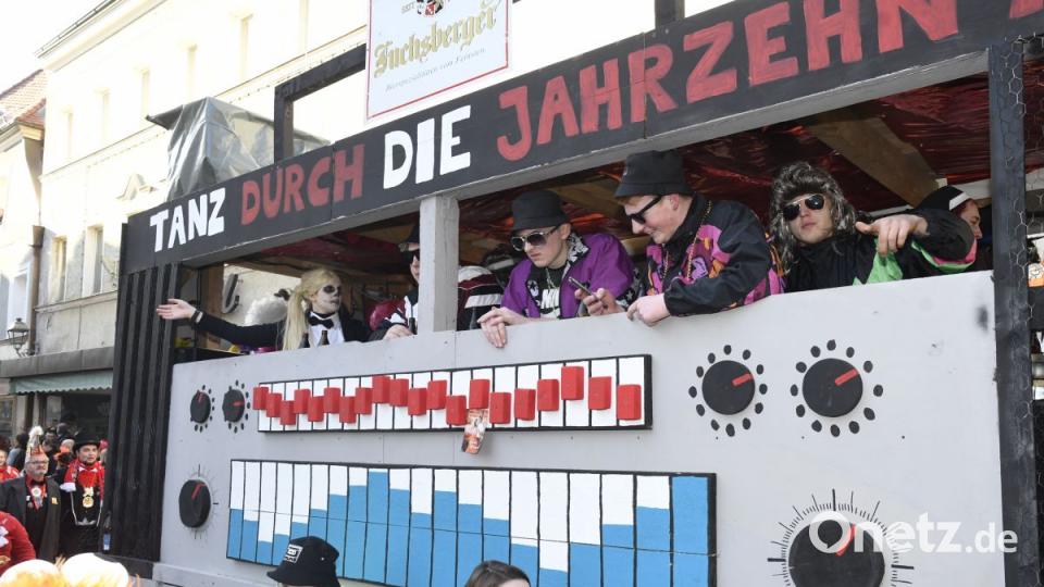 Der Ostbayerische Faschingszug schlängelt sich durch Amberg Bild: Petra Hartl