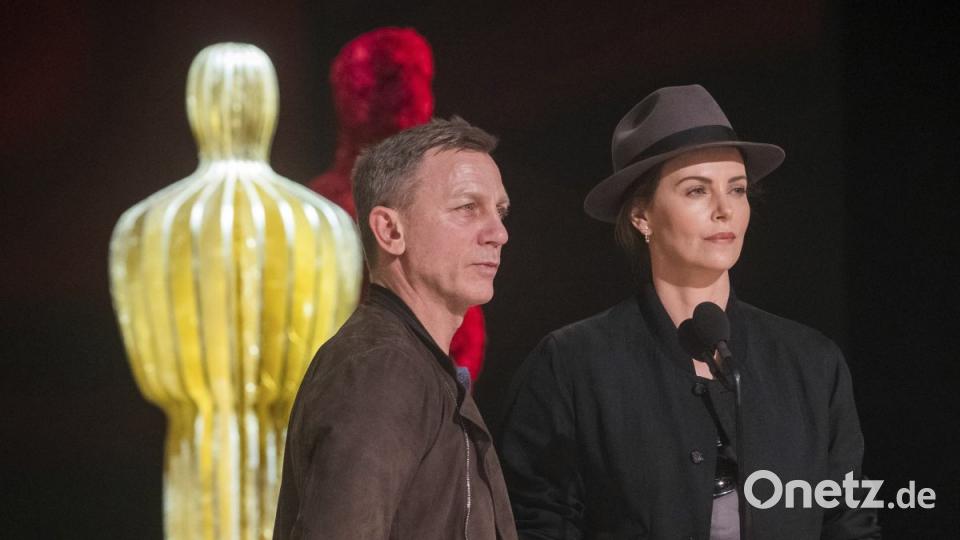 Hoch konzentriert bei der Probe: Die Presenter Daniel Craig und Charlize Theron. Bild: Charles Sykes