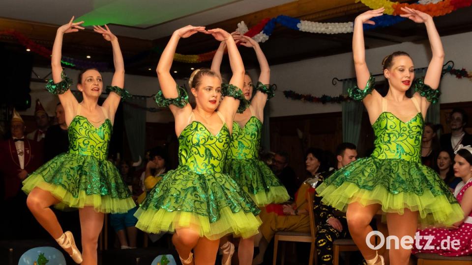 Mit tollen Kostümen und einer wunderbaren Show unternimmt die Knappnesia- Garde einen Streifzug durch die Welt der Musicals. Bild: chl