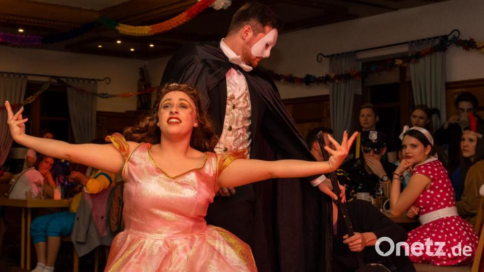 Mit tollen Kostümen und einer wunderbaren Show unternimmt die Knappnesia- Garde einen Streifzug durch die Welt der Musicals Bild: chl