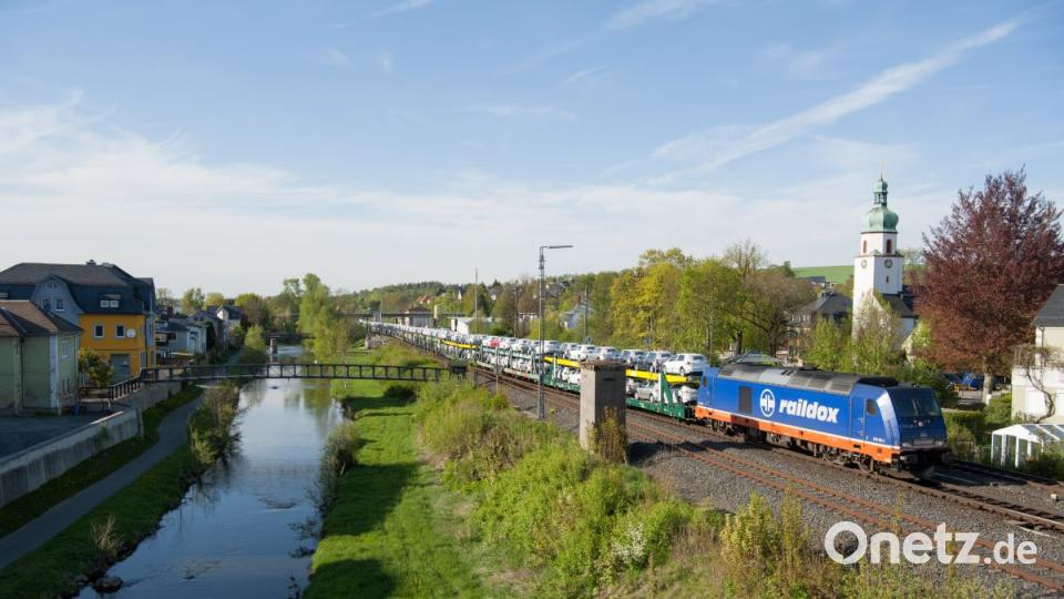 Die 076 109 von raildox mit einem Autotransportzug aus dem VW-Werk in Zwickau Richtung München Milbertshofen bei Oberkotzau. Bild: Korbinian Eckert