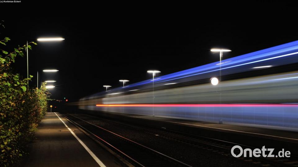 Hier fuhr der &quot;Alex&quot; in der Nacht durch den Wiesauer Bahnhof. Der Wischeffekt ist gewollt und entstand vom Stativ aus mit einer Belichtungszeit von 10 Sekunden. Bild: Korbinian Eckert