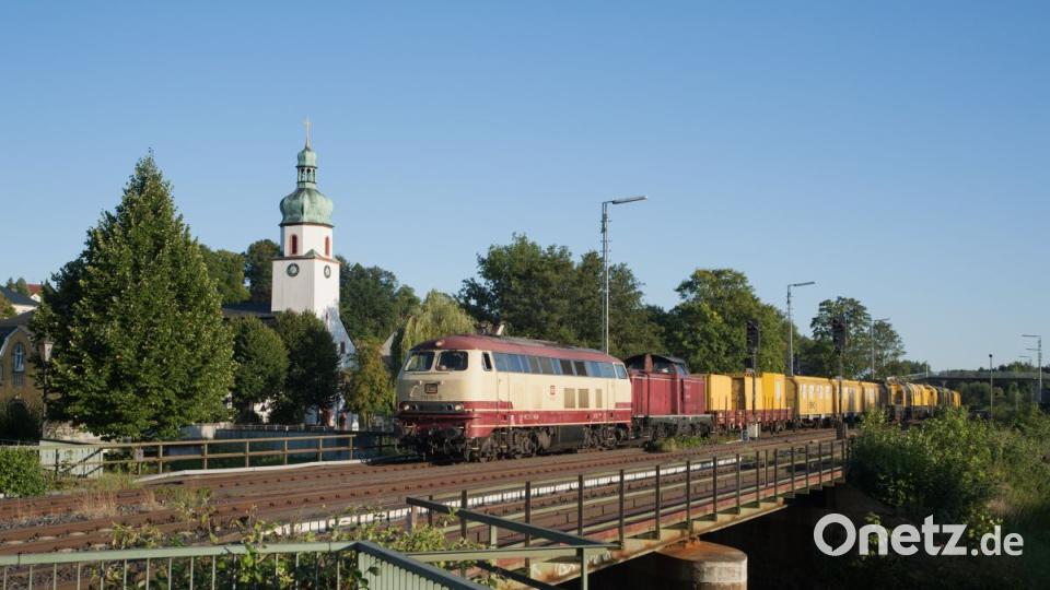 Die 218 105 mit einem Bauzug bei Oberkotzau in Richtung Hof. Bild: Korbinian Eckert