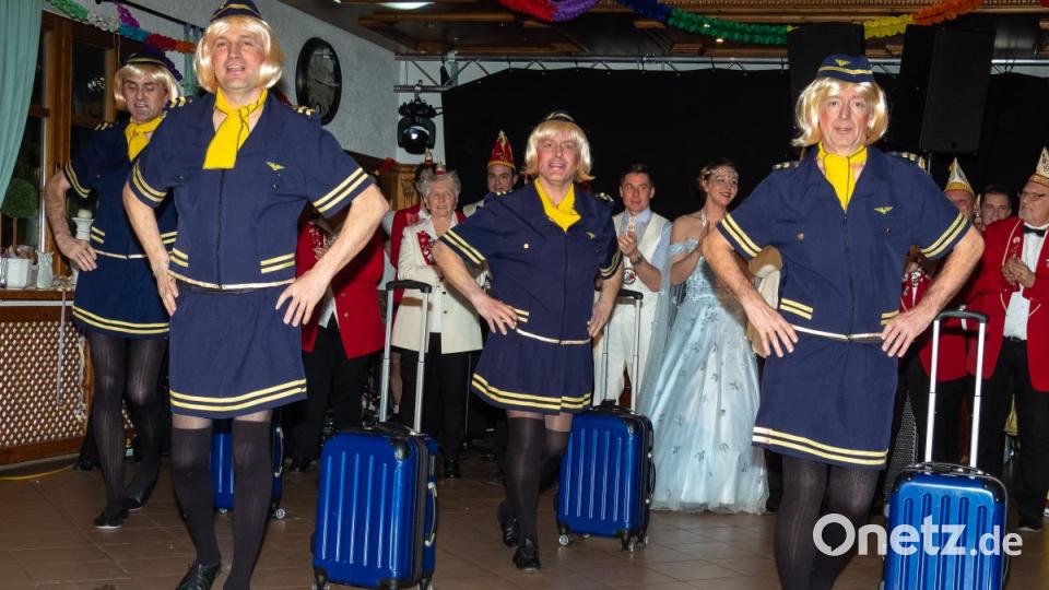 Das Männerballett der Knappnesia nimmt das Publikum mit auf eine Flugreise. Bild: chl