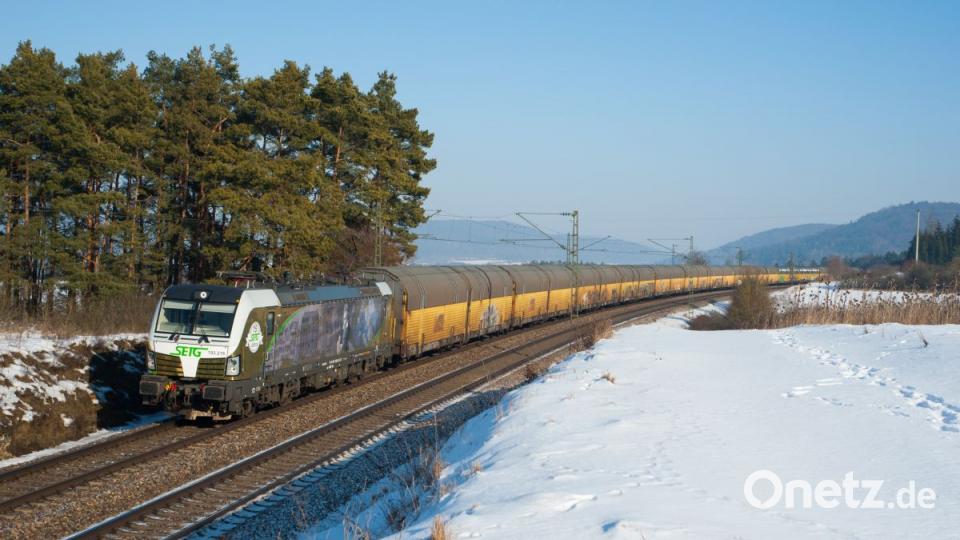 Die 193 218 der SETG (Salzburger Eisenbahn Transport Logistik GmbH) mit einem Altmann Autotransportzug bei Seubersdorf. Bild: Korbinian Eckert