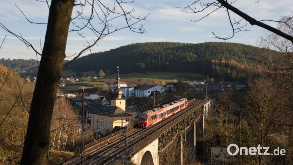 Früher das Ende der Welt heute Durchgangstor im Frankenwald: Kurz vor Ludwigstadt überquert der Franken-Thüringen Express die Trogenbachbrücke in Richtung Jena. Bild: Korbinian Eckert