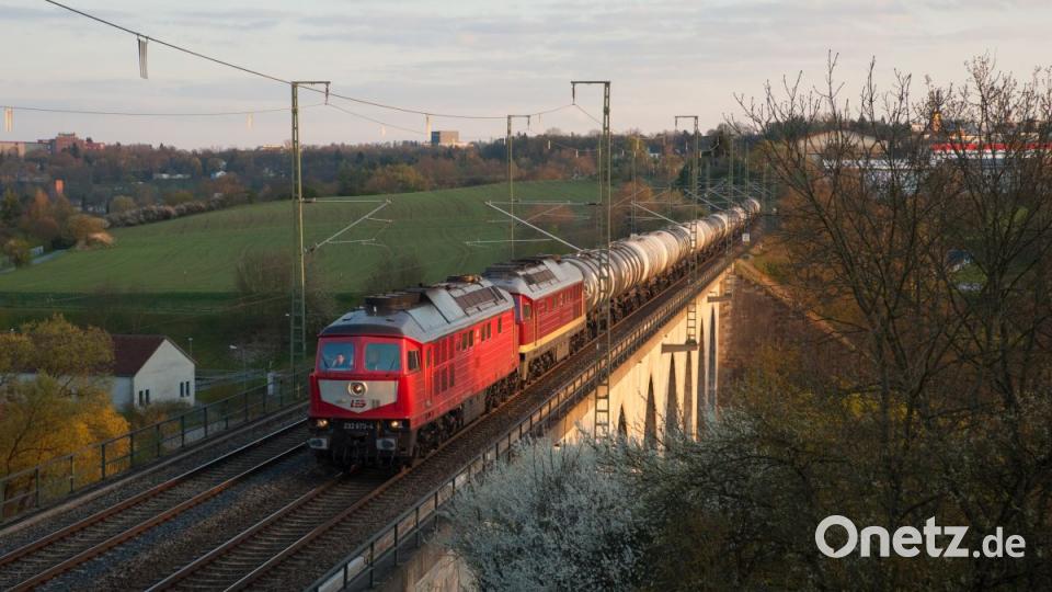 Mit einem schweren Kesselzug sind die beiden 232 der LEG (Leipziger Eisenbahngesellschaft) bei Hof Richtung Bitterfeld unterwegs Bild: Korbinian Eckert