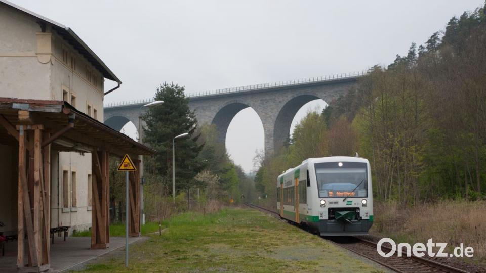 Nur bei Bedarf wird hier gehalten: Die Vogtlandbahn beim Halt in Pirk (Vogtland). Bild: Korbinian Eckert