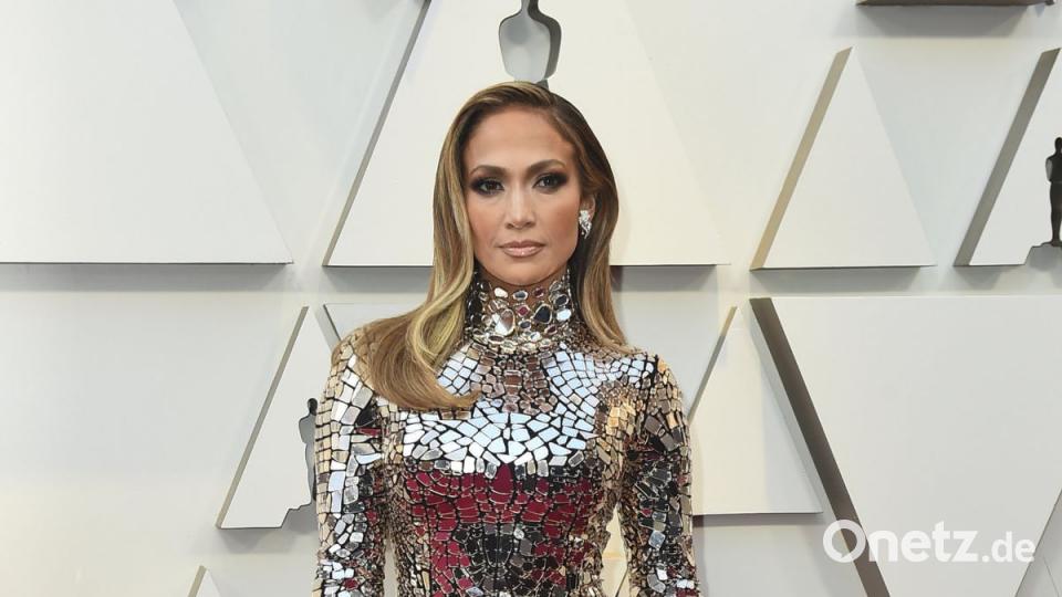 Jennifer Lopez glitzert in einem Outfit von Tom Ford auf dem roten Teppich. Bild: Jordan Strauss