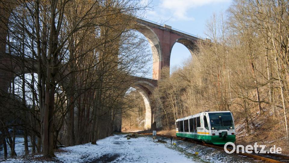 Drunter und drüber: Die Vogtlandbahn durchquert mit der Weißen Elster die Elstertalbrücke. Oben läuft die Bahnstrecke Hof-Dresden. Bild: Korbinian Eckert