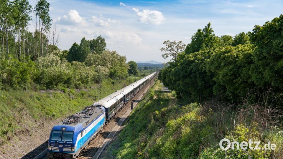 Ein neuer Vectron der tschechischen Bahn CD mit dem Orientexpress von Prag nach Paris bei Plana. Bild: Korbinian Eckert