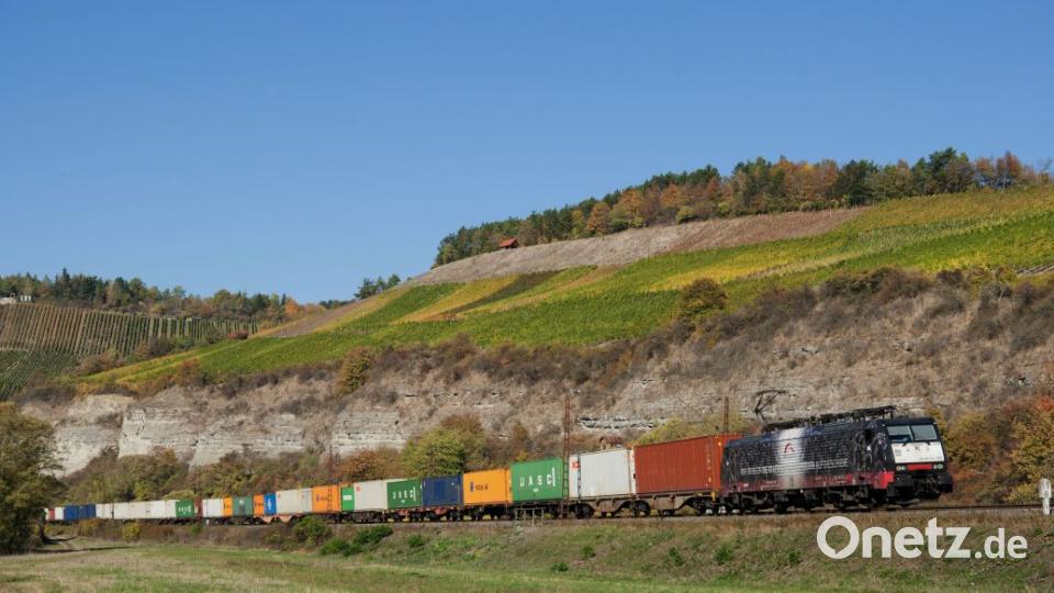 Ein Güterzug auf der Strecke im Maintal zwischen Würzburg und Gemünden. Die Farben der Waggons harmonieren hervorragend mit der Herbstlandschaft. Für Korbinian Eckert ist die Landschaft mindestens genauso wichtig, wie der Zug selbst. Dieser Anspruch ist es, der seine Bilder zu Kunstwerken macht. Bild: Korbinian Eckert