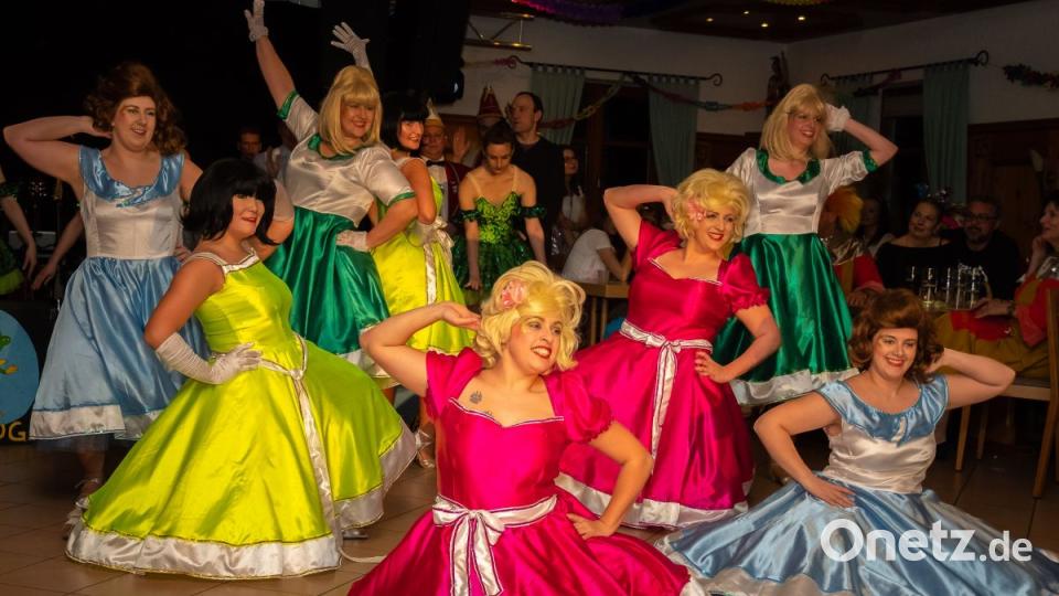 Mit tollen Kostümen und einer wunderbaren Show unternimmt die Knappnesia- Garde einen Streifzug durch die Welt der Musicals. Bild: chl