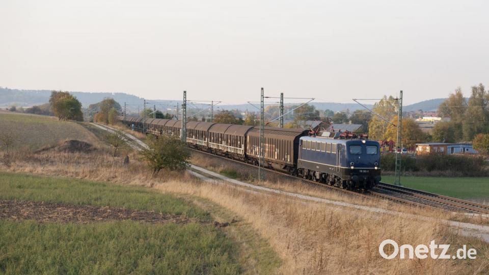 Die 110 362 mit dem Henkelzug nach Wassertrüdingen bei Lehrberg bei Ansbach. Bild: Korbinian Eckert