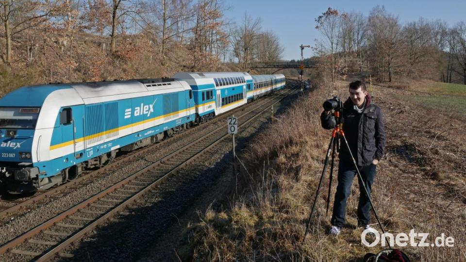 Korbinian Eckert auf der &quot;Jagd&quot;. Mit dem Smartphone checkte er vorher, ob der &quot;Alex&quot; den Wiesauer Bahnhof pünktlich verlassen hat. Dann wusste er, dass es noch sieben Minuten dauert, bis der Zug an seinem Standpunkt vorbeikommt. Die Kamera steht fest auf dem Stativ, Blende und Verschlusszeit sind eingestellt. Normalerweise fotografiert Eckert natürlich mit Blickrichtung auf den Zug. Für unsere Kamera macht er eine Ausnahme. Bild: tr
