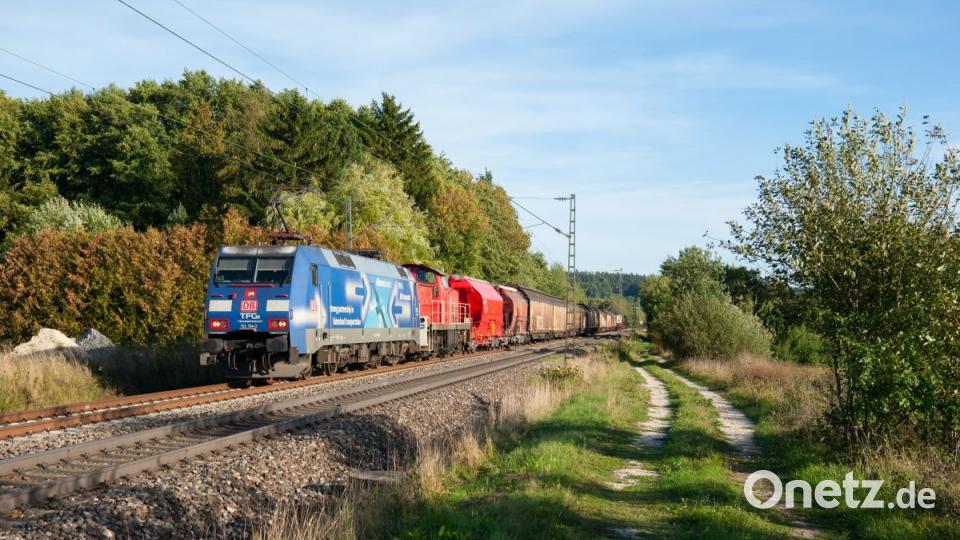 Die 152 134 &quot;Albatros Express&quot; mit der Plattlinger Übergabe bei Postbauer-Heng. Bild: Korbinian Eckert