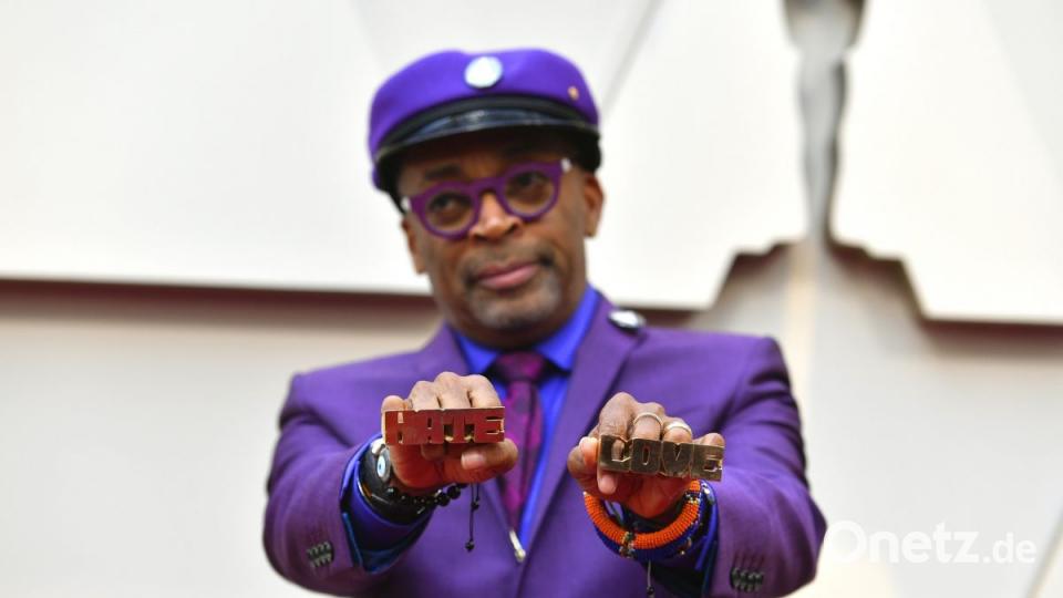 Spike Lee zeigt seine Love-Hate-Ringe aus seinem Film „Do The Right Thing“. Bild: Jordan Strauss