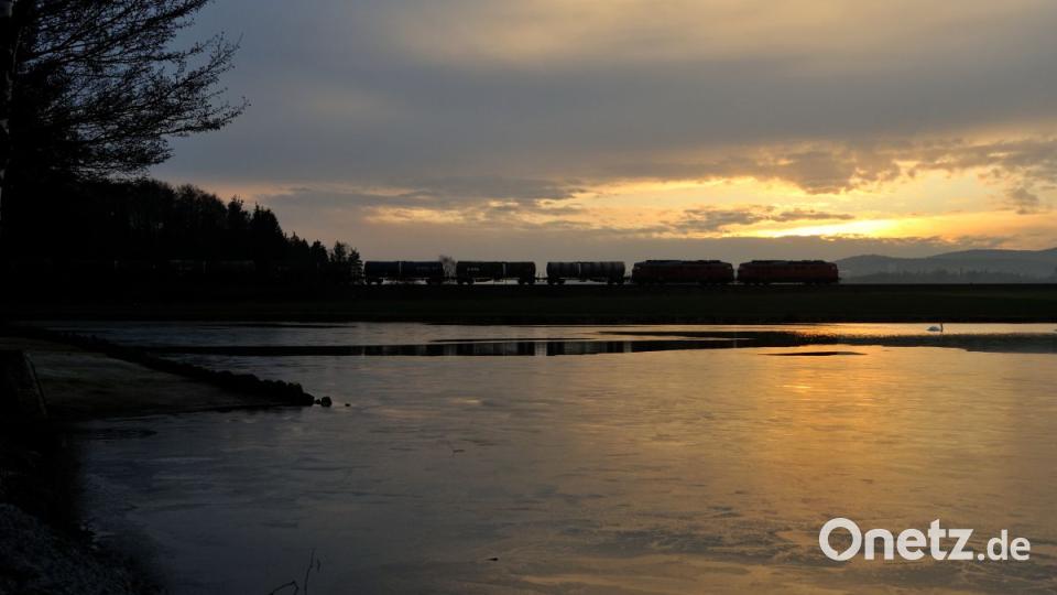 Zwei russische Dieselloks der Baureihe 232 ziehen bei Wiesau einen Kesselzug Richtung Cheb. Bild: Korbinian Eckert