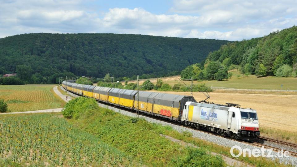 Die 185 637 der Rurtalbahn Cargo mit einem Altmann Autotransportzug bei Harrbach im Maintal Richtung Würzburg. Bild: Korbinian Eckert