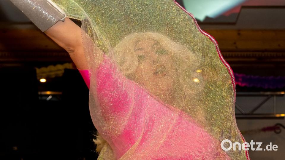 Mit tollen Kostümen und einer wunderbaren Show unternimmt die Knappnesia- Garde einen Streifzug durch die Welt der Musicals Bild: chl