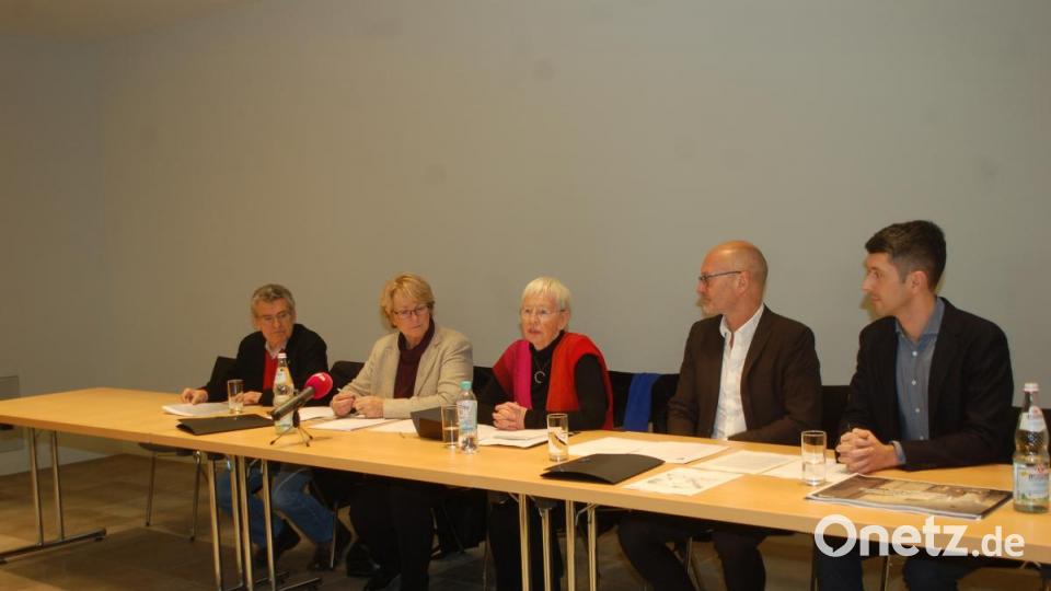 Über die Planung und den Bau der neuen Synagoge informierten (von links) Dieter Weber (Förderverein), Ilse Danziger (Jüdische Gemeinde), Moderatorin Waltraud Bierwirth sowie die Architekten Per Pedersen und Florian Nusser. Bild: gib