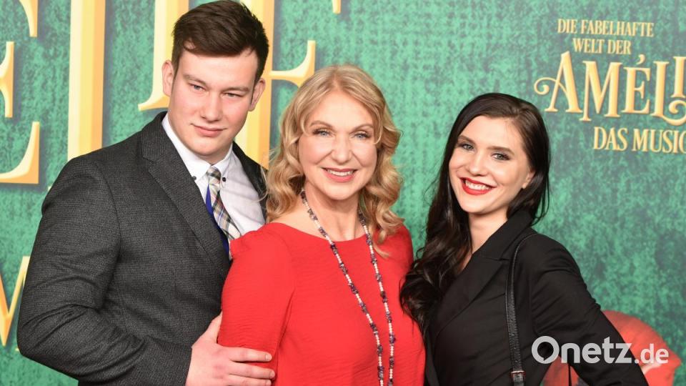 Sabine Kaack (Mitte) mit Sohn und dessen Freundin. Bild: Tobias Schwarzmeier