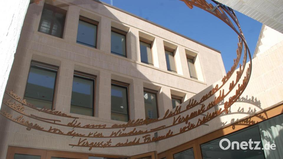 Letzte Arbeiten: Der Thoraschrein wird mit Blattgold beklebt. Bild: gib