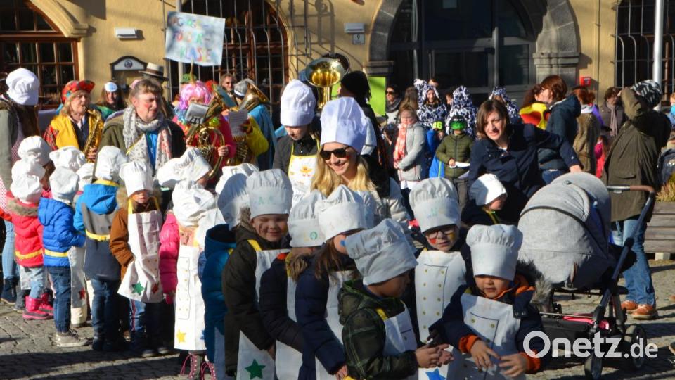 Viele Köche verderben den Brei, heißt es normalerweise. Am Mittwochvormittag war das sicher nicht der Fall bei den Buben und Mädchen aus dem Evangelischen Haus für Kinder Gottfried Sperl. Bild: dob