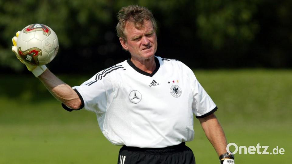 19.08.2002, Berlin: Der Torwart-Trainer der deutschen Fußball-Nationalmannschaft, Sepp Maier, aufgenommen auf dem Gelände des Olympiastadions während des Trainings der DFB-Auswahl. Am Donnerstag wird er 75 Jahre alt. Bild: Wolfgang Kumm/dpa