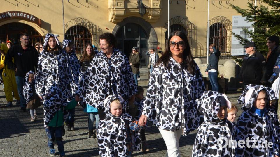Als Kühe verkleidet und mit bimmelnden Glocken präsentierten sich heuer die Roggensteiner Kindergartenkinder und versprühten bayerisches Alm-Idyll. Bild: dob