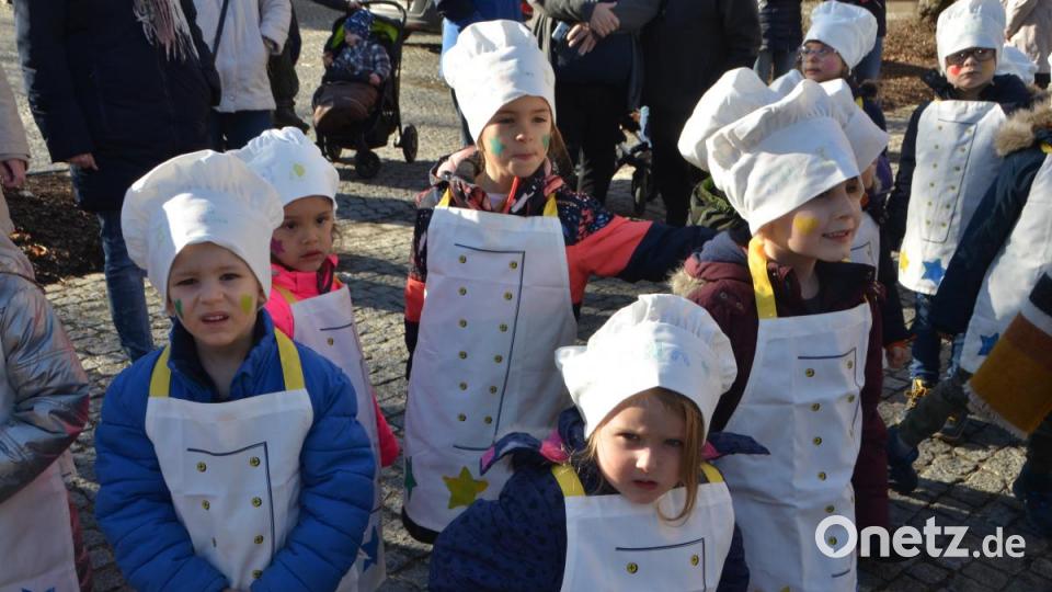 Viele Köche verderben den Brei, heißt es normalerweise. Am Mittwochvormittag war das sicher nicht der Fall bei den Buben und Mädchen aus dem Evangelischen Haus für Kinder Gottfried Sperl. Bild: dob