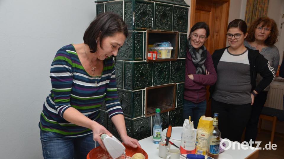 Küchelbacken will gelernt sein. Doch es ist nicht so schwer, wie es scheint. Ulrike Gösl zeigte Kniffs und Tricks. Bild: dob
