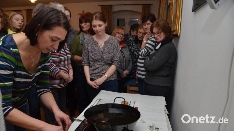 Mit einem runden Bauklotz formt Ulrike Gösl die Mulde im Gebäck. Bild: dob