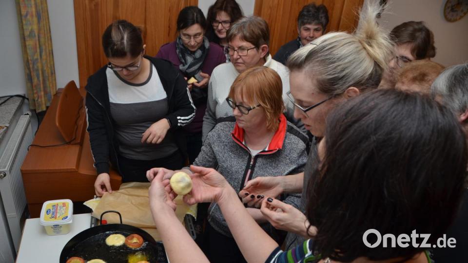 Durch die dünne Teigmitte formt sich das &quot;Hütchen&quot;. Bild: dob