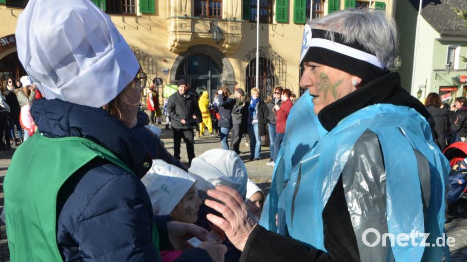 Bunter Gaudiwurm der Kindergärten und SVE. Hier stimmen sich Koch und Krake ab. Bild: dob