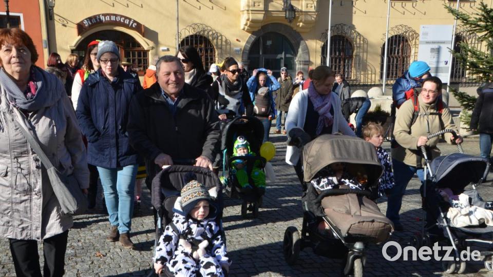 Gerne schlossen sich dem bunten Gaudiwurm auch Eltern und Großeltern mit Kinderwägen an. Bild: dob