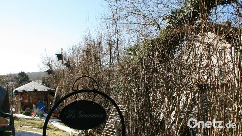 Mit einem &quot;Willkommen&quot; wird der Gast begrüßt. Noch aber wartet der Garten auf den Frühling. Bild: wro