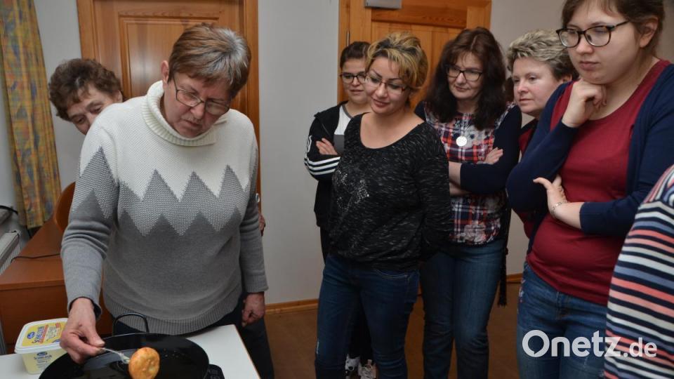 Auch Monika Runkel probiert&#039;s aus. Bild: dob