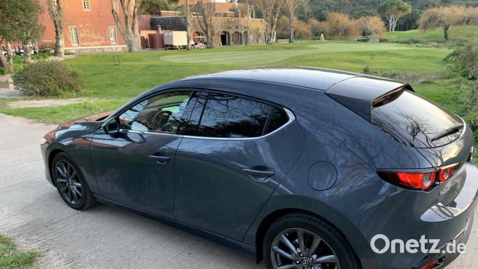 Noch konsequenter haben die Verantwortlichen das &quot;Kodo&quot;-Design umgesetzt. Große, glatte Flächen ohne viel Sicken und Kanten lassen den Mazda 3 wie eine Skulptur aus einem Guss wirken. Bild: Michael Ascherl