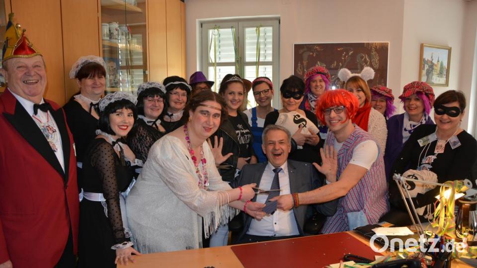 Auch wenn Bürgermeister Roland Grillmeier laut aufschrie, es half ihm nichts. Närrische Weiber entledigten den Rathausboss seiner männlichen Zierde. Chantal (links) und Florentina griffen beherzt zu und ab war das gute Stück. Bild: jr